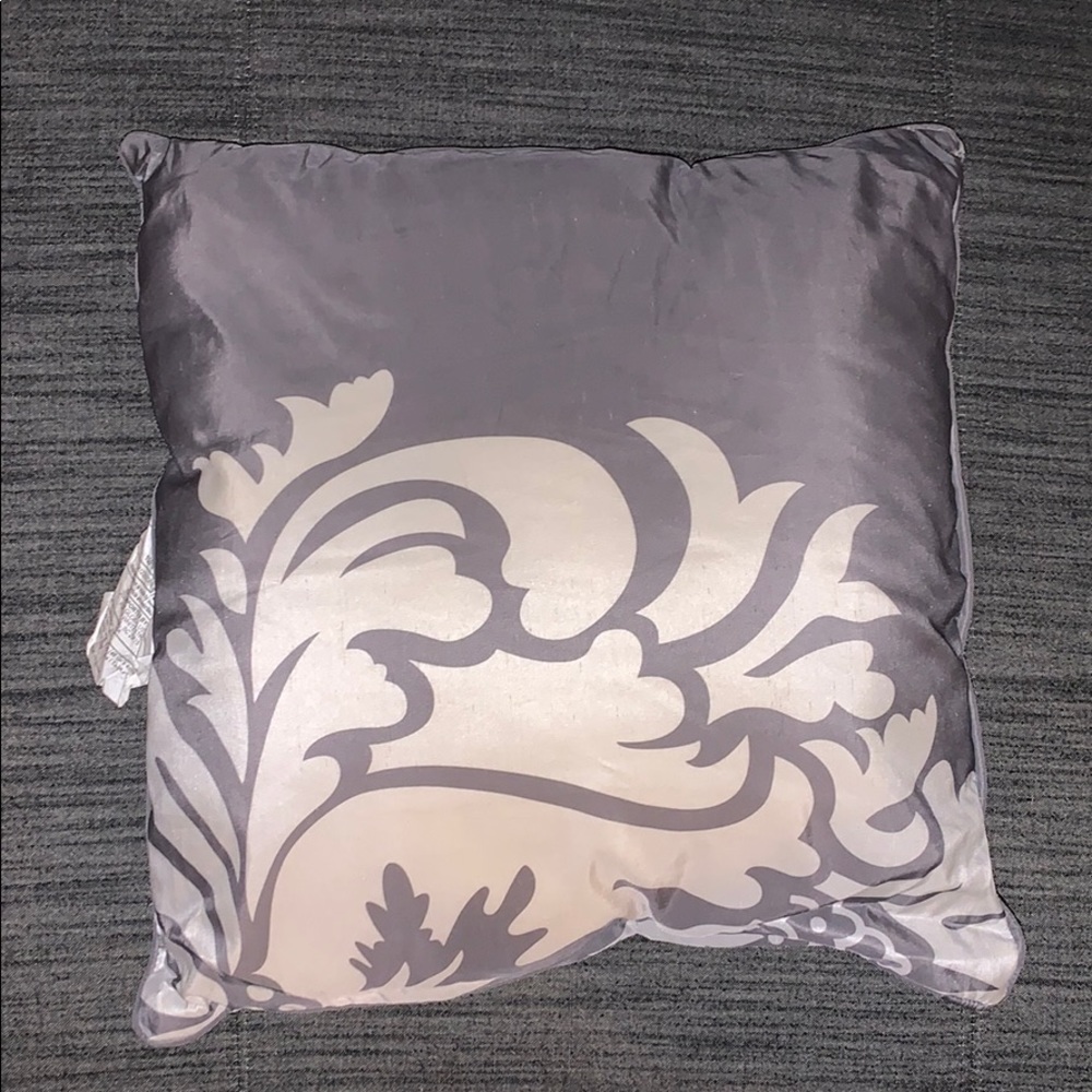 Grey pillow with insert